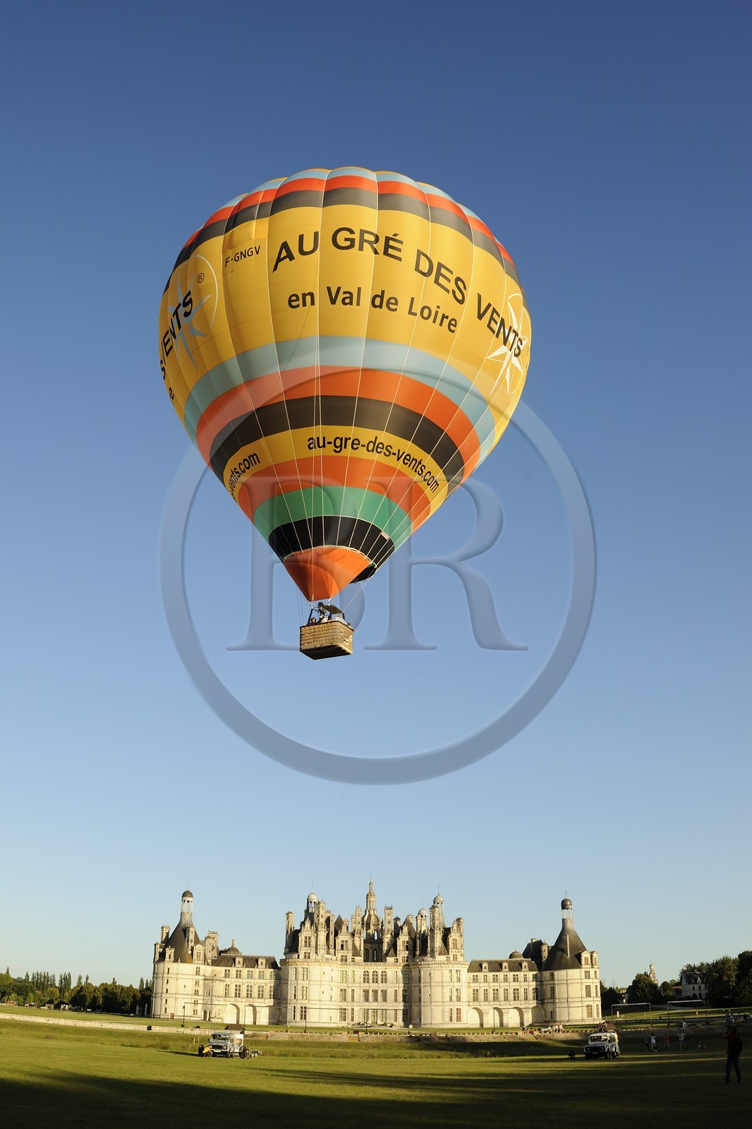 France, Loir et Cher (41), Vallée de la Loire classée Patrimoine Mondial de l' UNESCO, château de Chambord, montgolfières au décollage