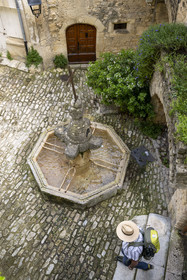 France, Vaucluse (84), Dentelles de Montmirail, Crestet, fontaine sur la petite place devant l'église Saint-Sauveur-et-Saint-Sixte