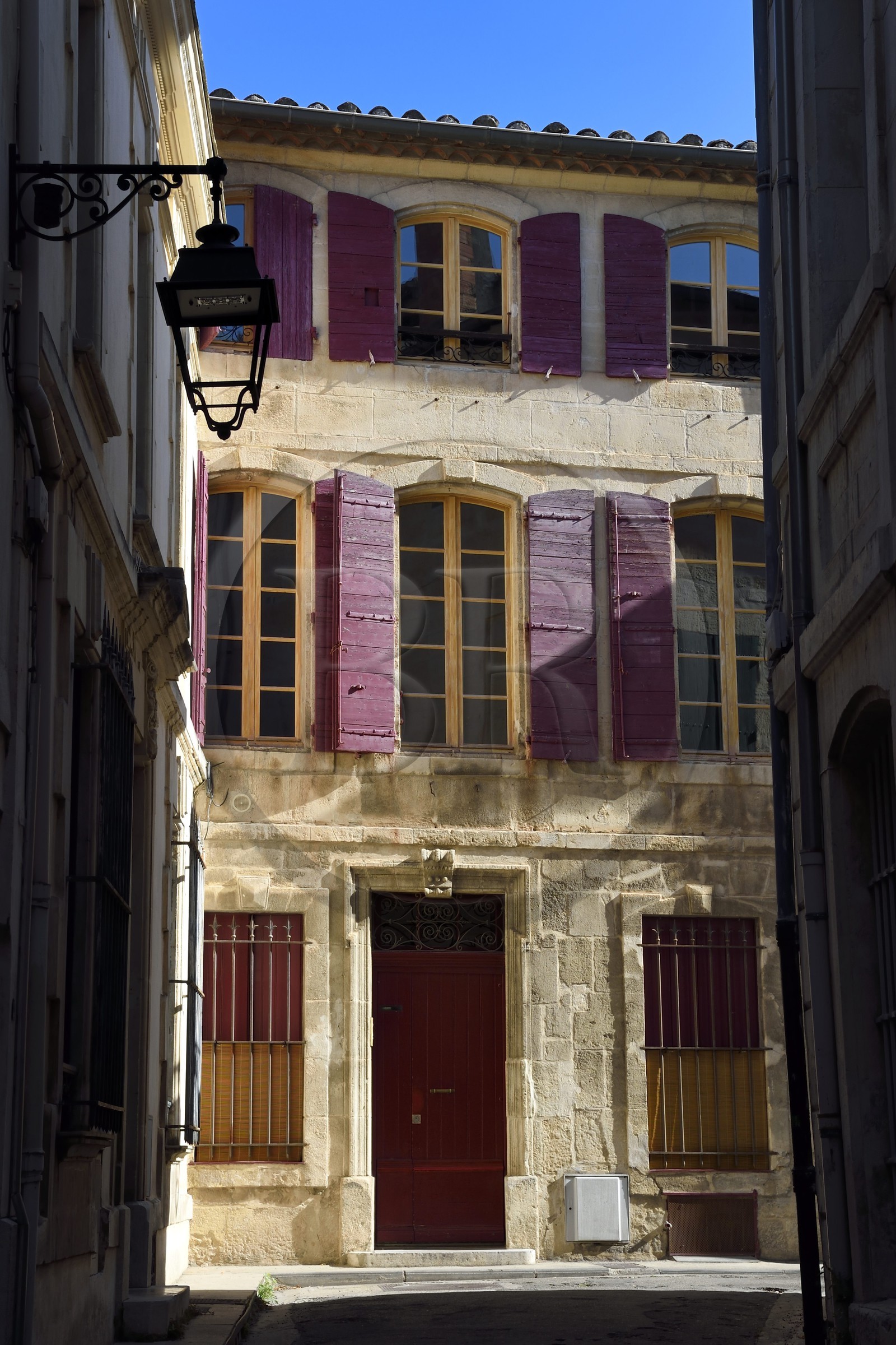 France, Bouches-du-Rhône (13), Arles, rue Baléchou dans la vieille ville