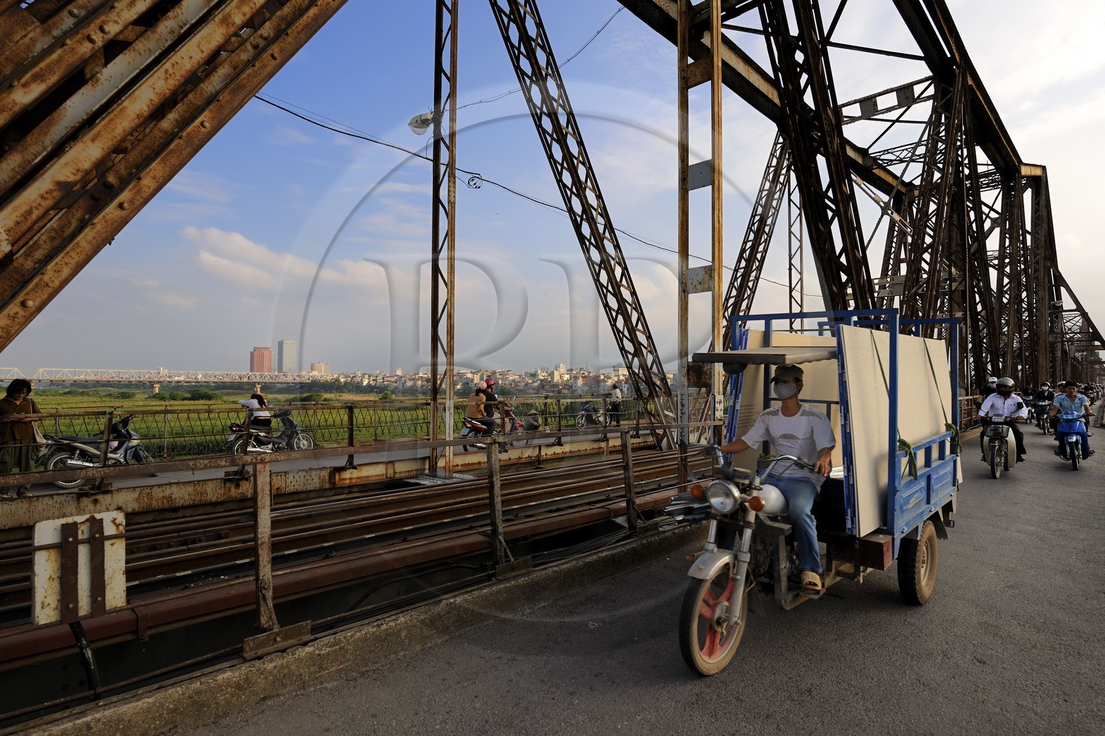 Vietnam, Hanoï, Pont Long Bien anciennement pont Paul Doumer est reservé à la circulation des trains, des deux-roues et des piétons