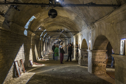 France, Bouches-du-Rhône (13), Arles, galeries des cryptoportiques, fondations du Forum romain (Ier siècle av. J-C), classés Patrimoine Mondial de l'UNESCO, préparation de l'exposition et interview de Sophie Calle