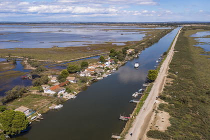 France, Hérault (34), La Grande-Motte, lieu dit des Cabanes du Roc, anciennes cabanes de pécheurs en bordure du canal du Rhône à Sète, l'étang de l'Or en arrière plan (vue aérienne)