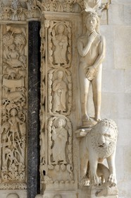 Croatie, Dalmatie, côte dalmate, Trogir, centre historique classé Patrimoine Mondial de l'UNESCO, portail occidental, joyau du sanctuaire, sculpté à partir de 1240 de la Cathédrale Saint Laurent de Trogir, sculpture d'Adam et bas-reliefs