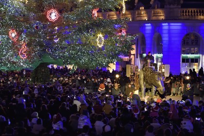 France, Meurthe-et-Moselle (54), Nancy, place Stanislas, le défilé de la Saint-Nicolas, cheval marionnette mécanique de la Compagnie Paris-Benares