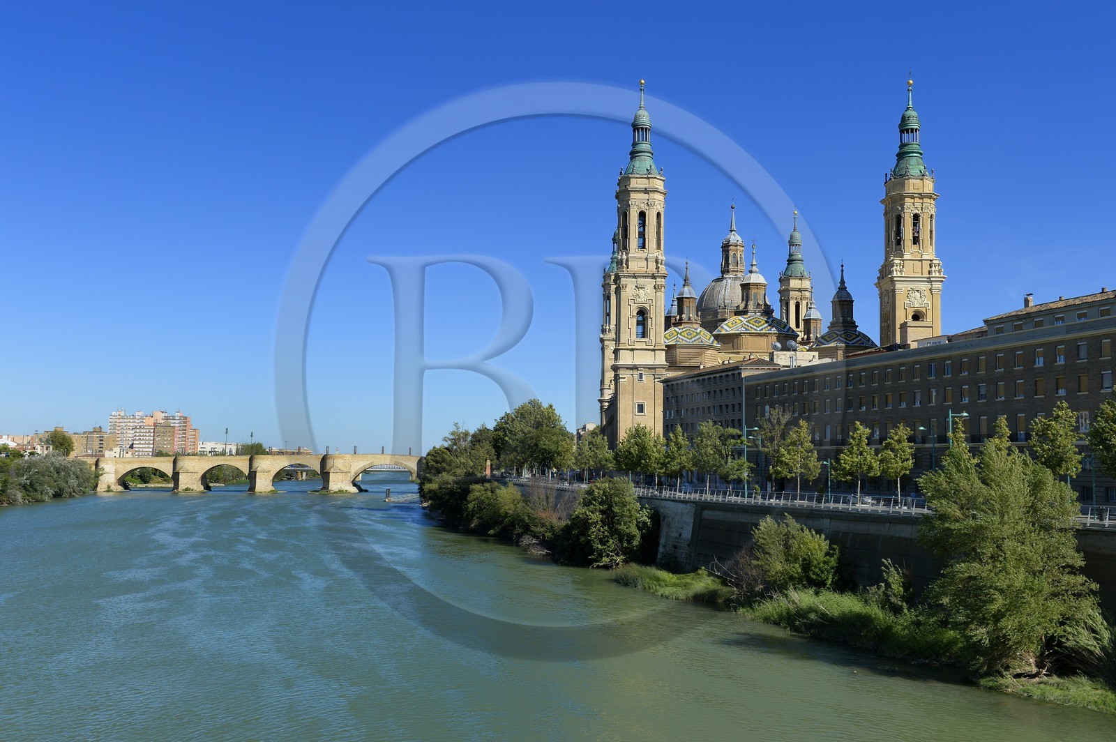 Spain, Aragon, Zaragoza, Basilica del Pilar (Our Lady of Pilar) and the Puente de Piedra over the river Ebro
