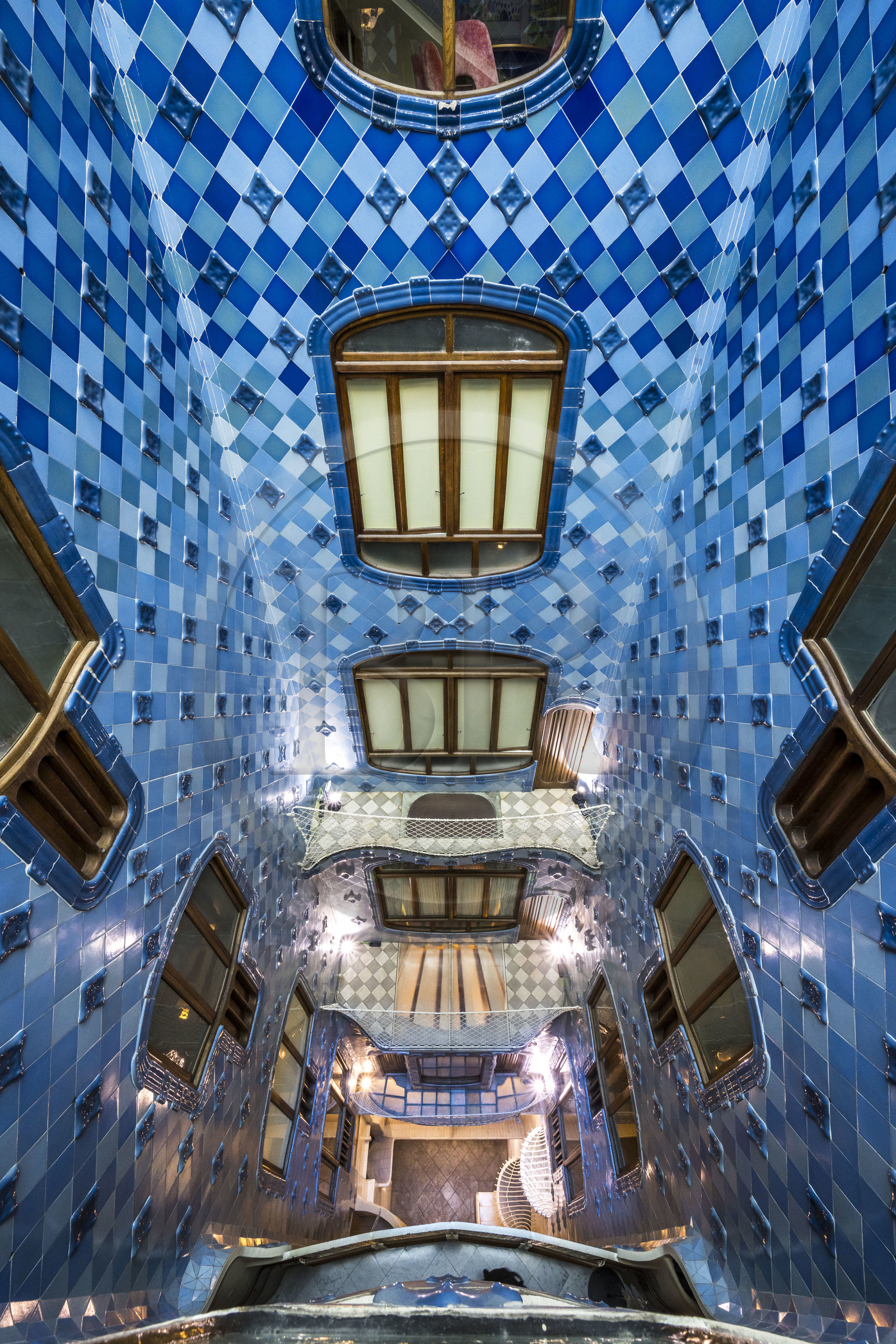 Espagne, Catalogne, Barcelone, quartier de l'Eixample, Passeig de Gracia, Casa Batllo de l'architecte du modernisme catalan Antoni Gaudi, site classé au Patrimoine Mondial de l'UNESCO, cour intérieure, dégradé de couleurs dans le puits de lumière