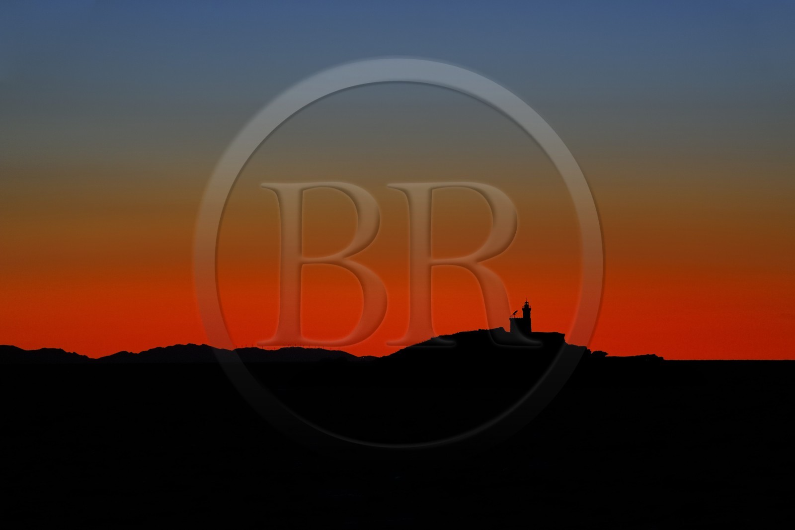 Italie, Toscane, phare au large de Portoferraio sur l’Ile d’Elbe au coucher de soleil