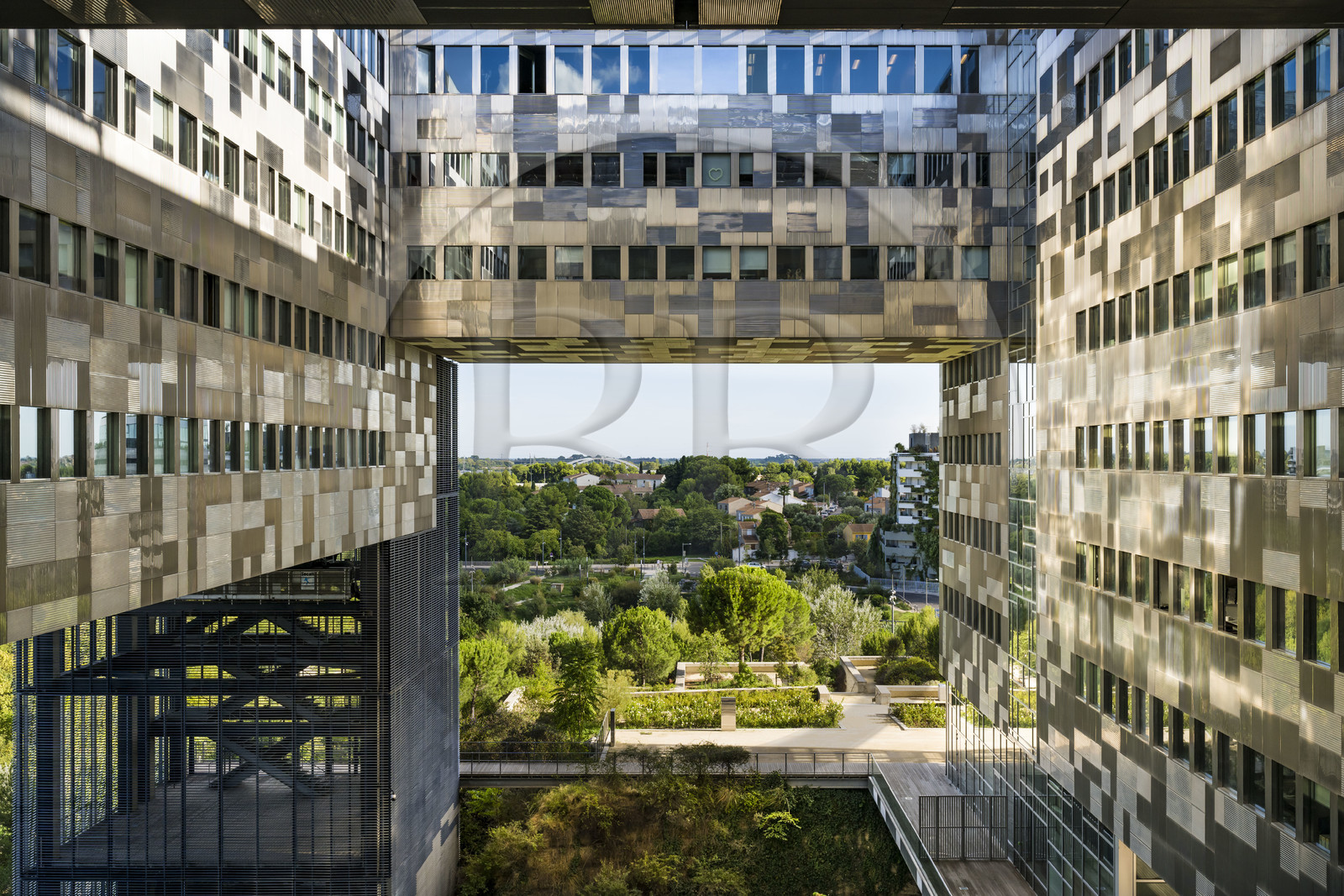 France, Hérault (34), Montpellier,  quartier de Port Marianne, l'Hotel de Ville conçu par les architectes Jean Nouvel et François Fontès, patio entre eau et ciel