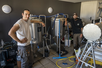 France, Finistère (29), Iles du Ponant, Ile de Batz, microbrasserie Penn ar Batz (PAB), les brasseurs Tanguy et Anthony Grall