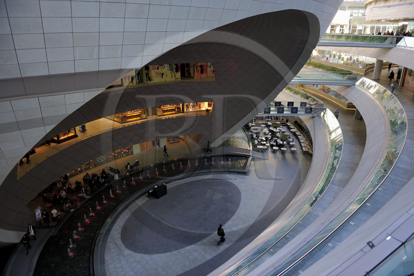 Turquie, Istanbul, le centre commercial Canyon (Kanyon Alişveriş Merkezi), une réalisation des cabinets d'architectes Jerde Partnership de Los Angeles et Tabanlioglu d'Istanbul, sphère abritant un cinema en multiplex