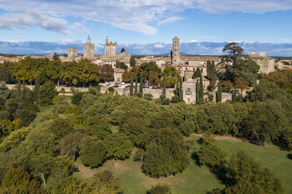 France, Gard (30), Uzès, la Tour du Roi, la Tour de l'Evêché, le chateau Ducal dit Le Duché avec la Tour Bermonde et la cathédrale Saint-Théodorit avec la tour Fenestrelle à droite (vue aérienne)