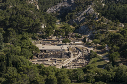 France, Bouches-du-Rhône (13), Parc Naturel Régional des Alpilles, Saint-Rémy-de-Provence, site archéologique de Glanum (vue aérienne)