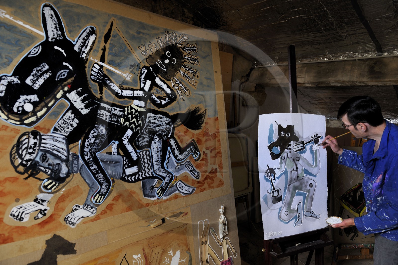 France, Hérault (34), région de Sète,  l' artiste peintre André Cervera dans son atelier de Poussan