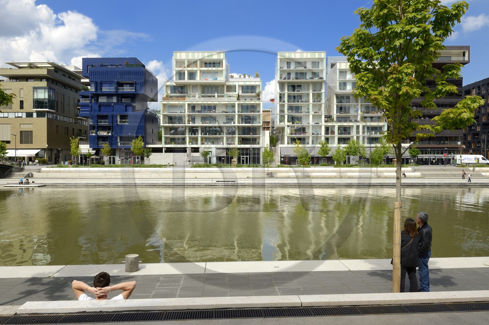 France, Rhône (69), Lyon, nouveau quartier de La Confluence au sud de la Presqu'île, immeubles d'habitation quai Arlès Dufour devant la place nautique