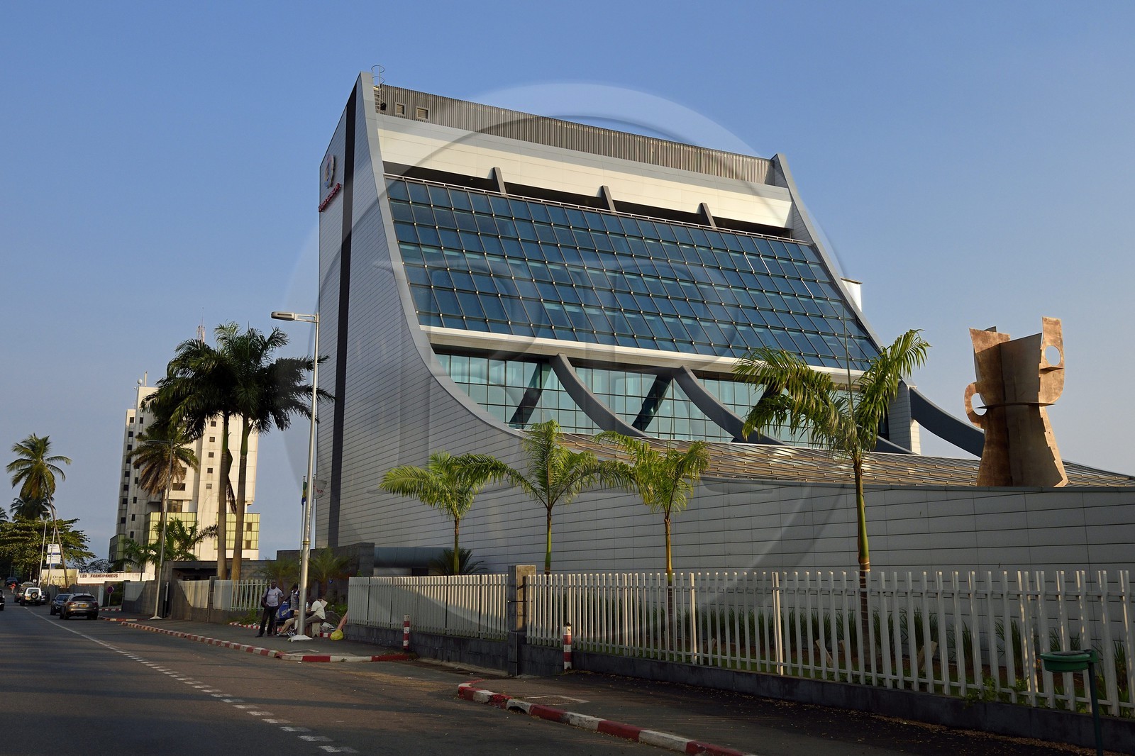 Gabon, Libreville, Boulevard de l'Indépendance sur le Front de Mer, l'immeuble Total Gabon