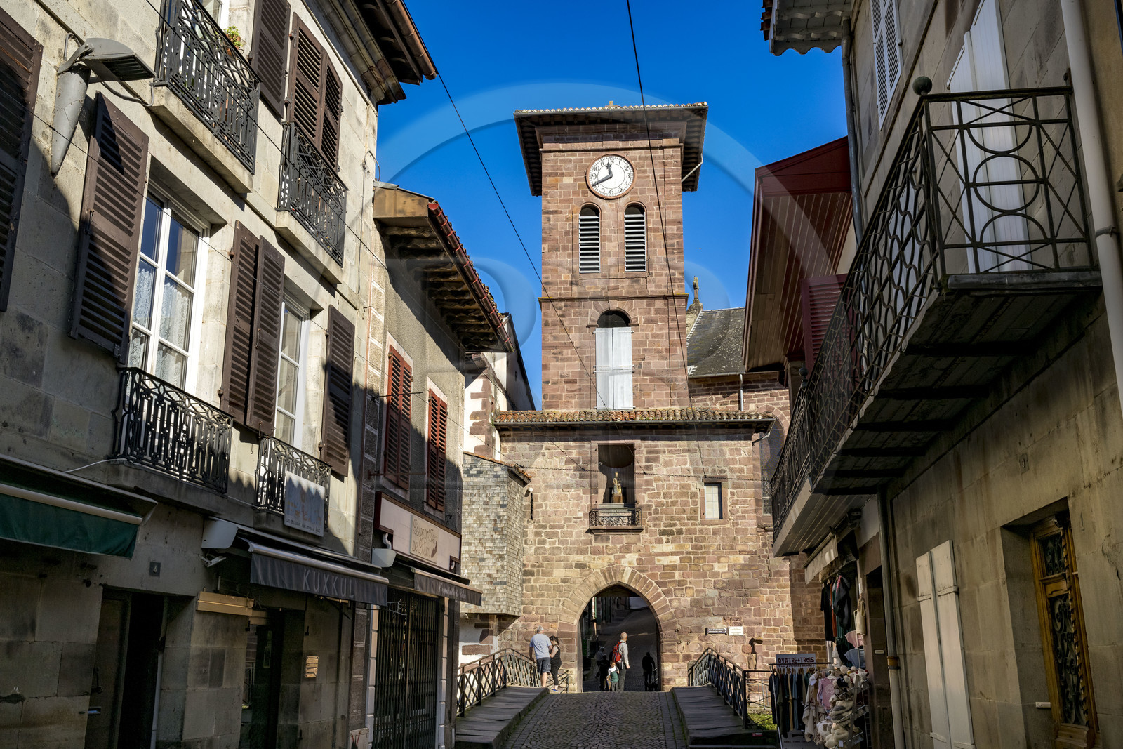 France, Pyrénées-Atlantiques (64), Pays-Basque, Saint-Jean-Pied-de-Port, rue d'Espagne sur le chemin de Saint-Jacques-de-Compostelle et l'église de l'Assomption ou Notre-Dame du Bout du Pont