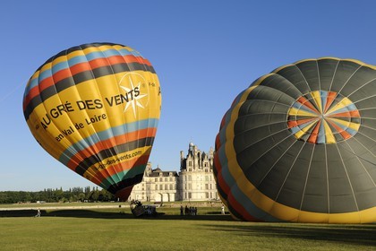 France, Loir et Cher (41), Vallée de la Loire classée Patrimoine Mondial de l' UNESCO, château de Chambord, montgolfières au décollage