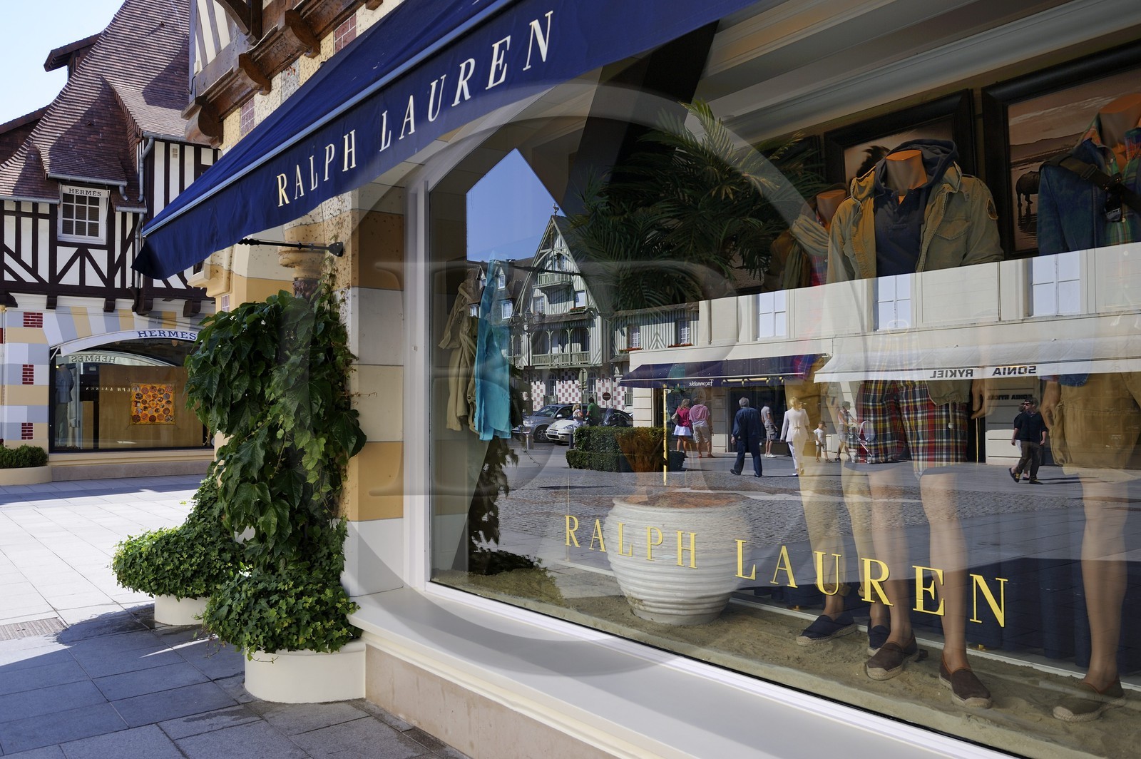 France, Calvados (14), Pays d'Auge, Deauville, boutiques de luxe rue du Casino