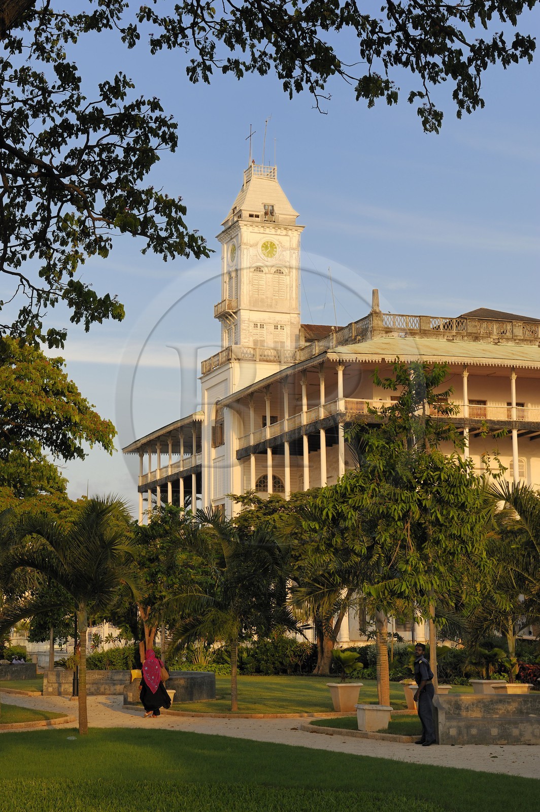 Tanzanie, archipel de Zanzibar, île de Unguja (Zanzibar), ville de Zanzibar, quartier Stone Town, classé Patrimoine Mondial de l' UNESCO, le Beit El-Ajaib ou Maison des Merveilles abrite le Zanzibar National Museum of History &Culture et les jardins Forodhani