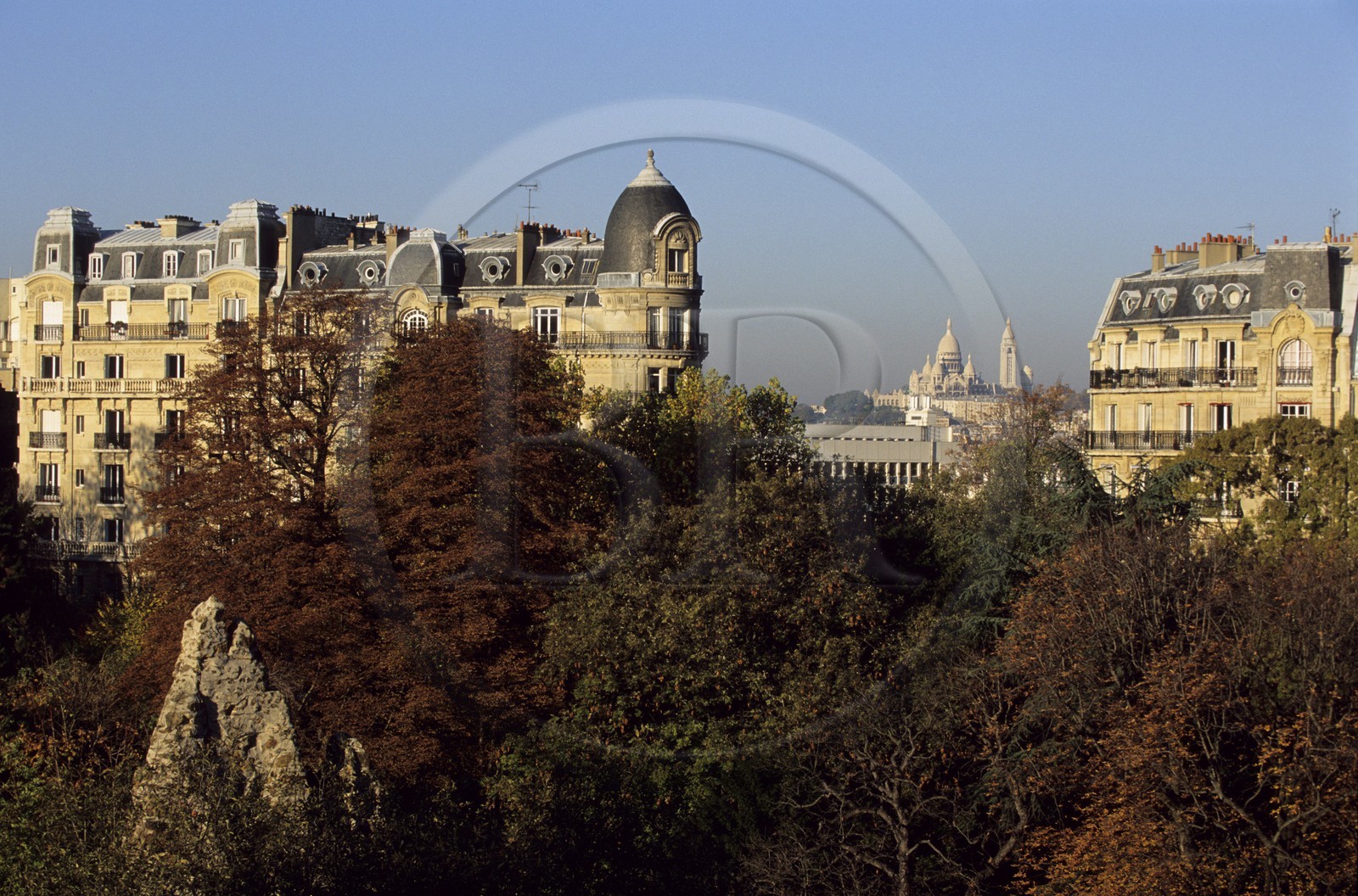 France, Paris 19ème (75), parc des Buttes Chaumont et immeubles post-haussmanniens rue Manin