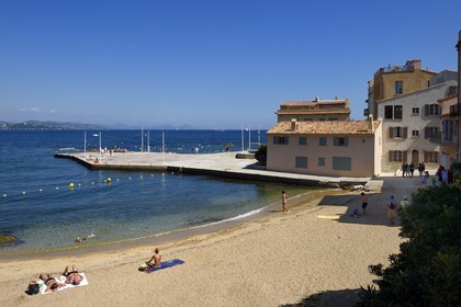 France, Var (83), Saint-Tropez, la plage de la Ponche où se dressent de hautes maisons aux façades couleurs ocre, jaune ou orangé