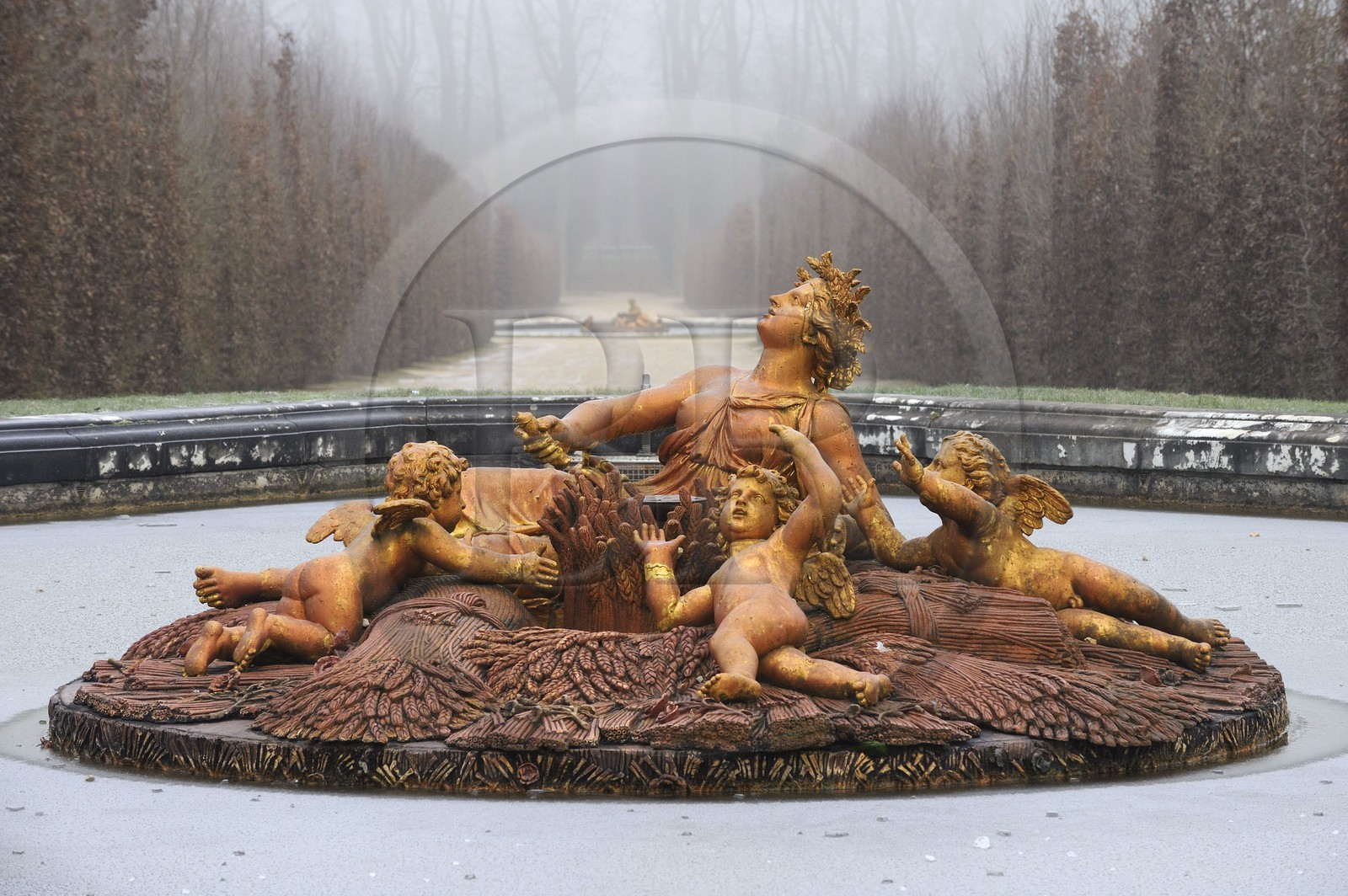 France, Yvelines (78), parc du château de Versailles, classé Patrimoine Mondial de l'UNESCO, bassin de Cérès ou de l'été en hiver