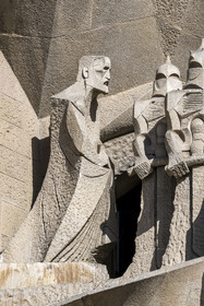 Espagne, Catalogne, Barcelone, quartier de l'Eixample, basilique de la Sagrada Familia de l'architecte du modernisme catalan Antoni Gaudi classée Patrimoine Mondial de l'UNESCO, Gaudi (à gauche) incarné dans la figure d'un évangéliste par le sculpteur Subirachs