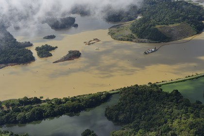 Panama, Canal de Panama, les opération de draguages sont continues en raison de présence de la rivière Chagres qui alimente le canal et le lac Gatun en eau (vue aérienne)
