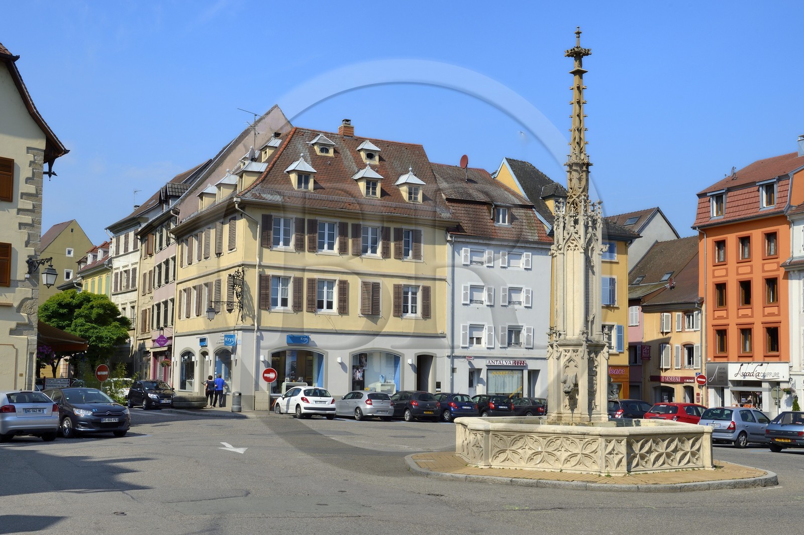 France, Haut-Rhin (68), Sundgau, Altkirch, la fontaine de la Vierge sur la place de la République