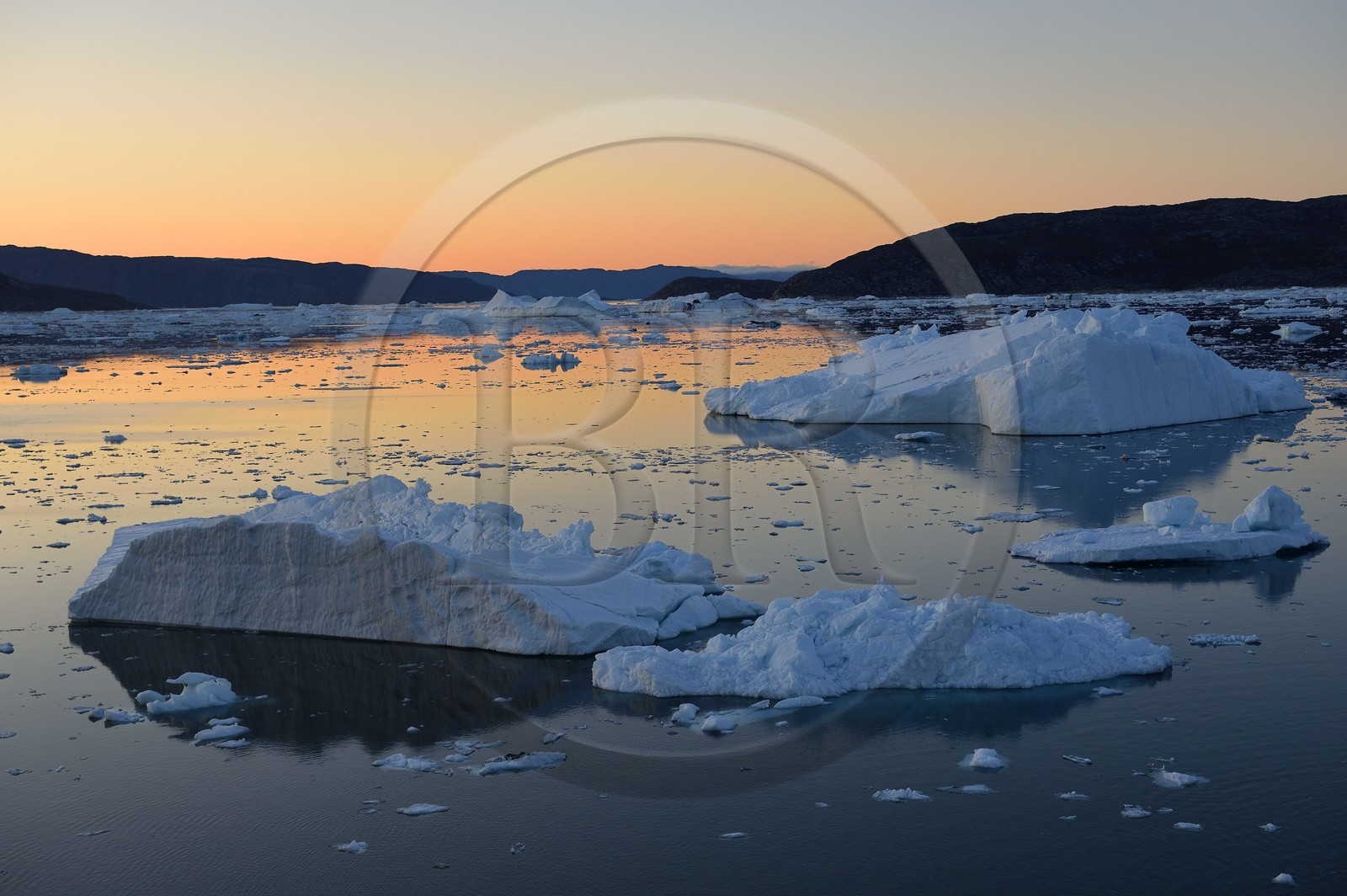 Greenland, west coast, Disko Bay, Icebergs in Quervain Bay at dusk