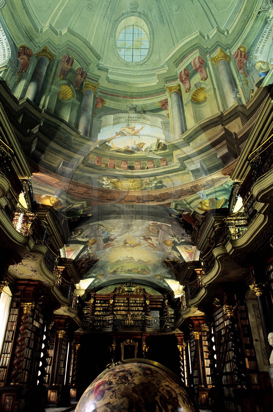 République Tchèque, Prague, le clementinum, un ancien collège jésuite, la bibliothèque décorée de fresques et de globes