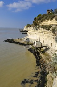 France, Charente-Maritime (17), Meschers-sur-Gironde, carrelets des grottes du Regulus