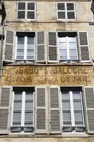 France, Charente-Maritime (17), La Rochelle, ancienne enseigne d'un magasin de sabots et galoches rue des Merciers