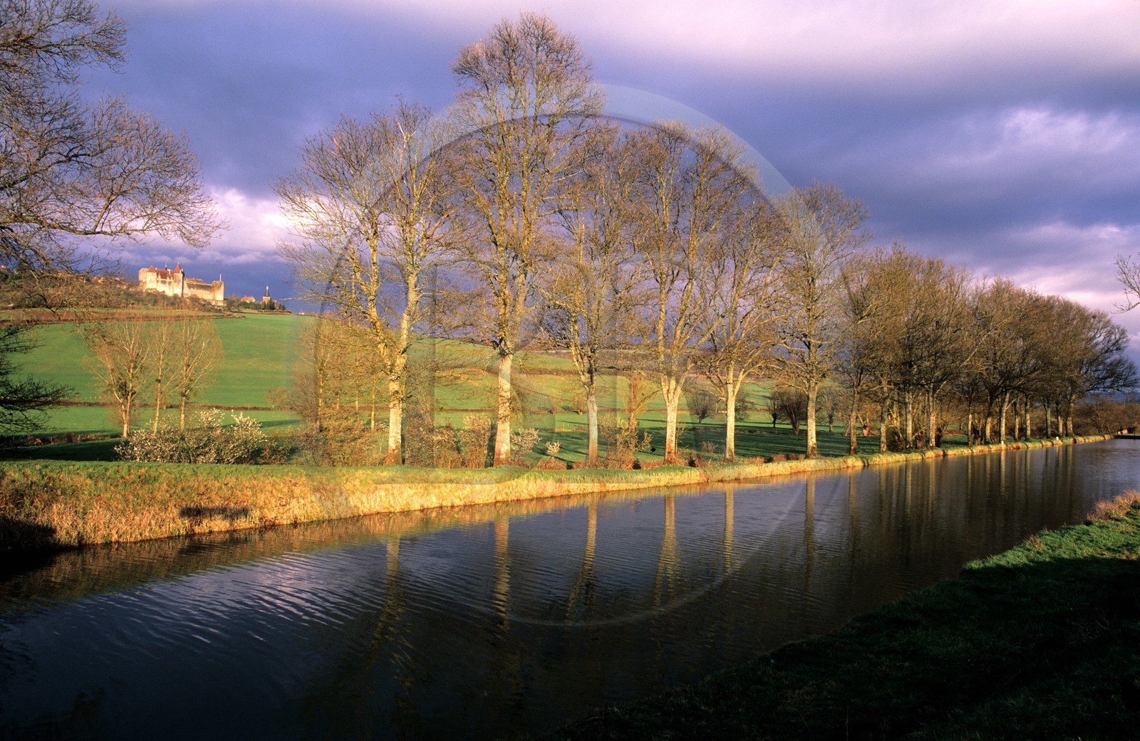 France, Côte-d'Or (21), châteauneuf-en-Auxois, le château fort dominant le canal de Bourgogne