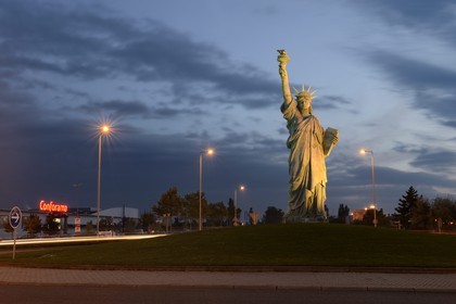France, Haut-Rhin (68), Colmar, réplique de la statue de la Liberté  de Auguste Bartholdi sur la route de Strasbourg, elle est d’une hauteur de 12 mètres au flambeau