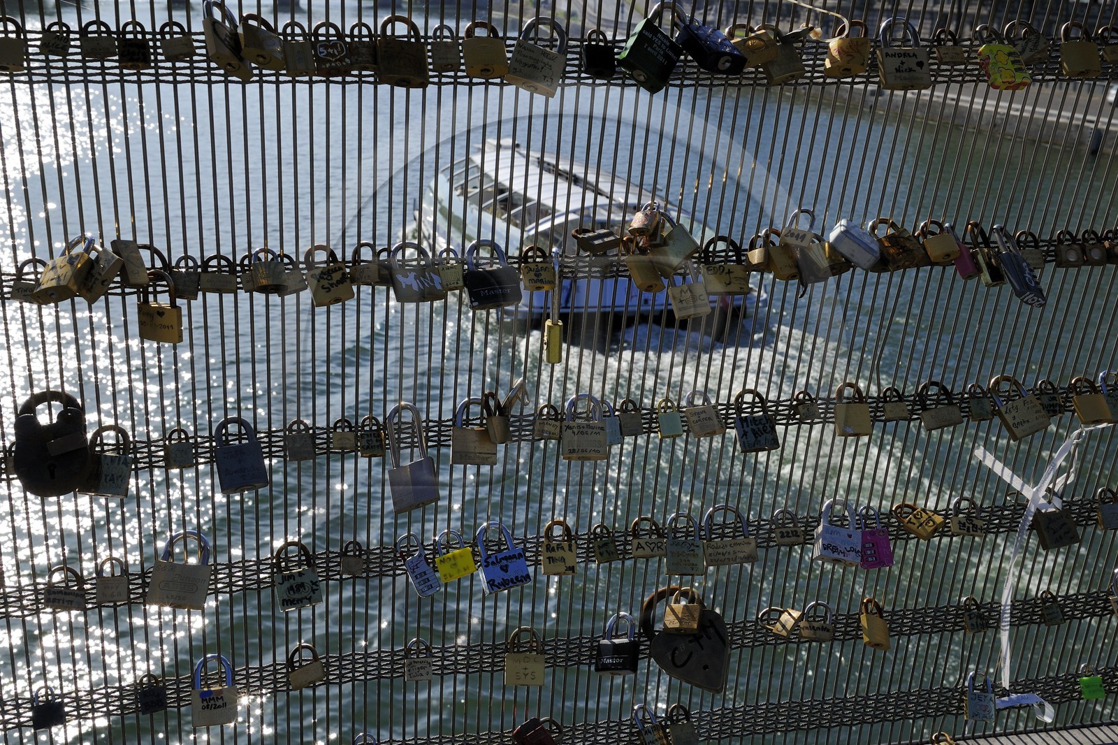 France, Paris (75), la passerelle Léopold-Sédar-Senghor, anciennement passerelle Solférino, les amoureux se déclarent leur amour en accrochant un cadenas gravé