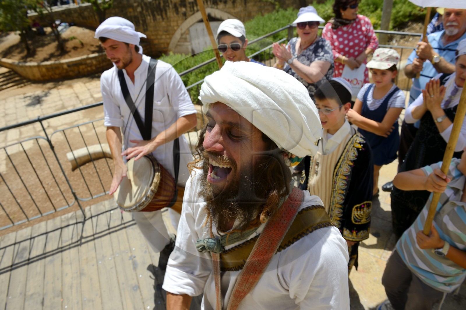Israel, Jérusalem, ville sainte, vieille-ville classée Patrimoine Mondial de l'UNESCO, une des très nombreuses cérémonies de Bar Mitzvah à se diriger vers le Mur des Lamentations