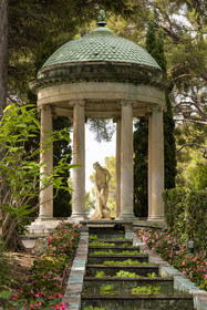 France, Alpes-Maritimes (06), Saint Jean Cap Ferrat, Villa et Jardins Ephrussi de Rothschild, le temple de l'Amour au dessus du bassin