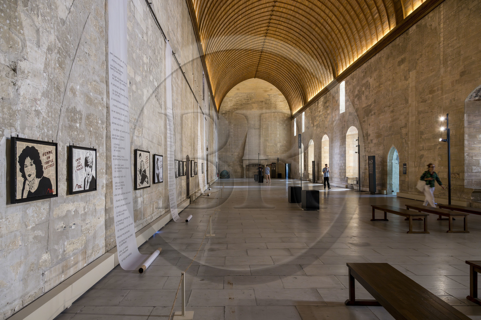 France, Vaucluse (84), Avignon, Palais des Papes classé Patrimoine mondial de l'UNESCO, le Grand Tinel, l'ancien grand réfectoire ou salle des festins, exposition Miss.Tic A la vie, à l’amor en 2024