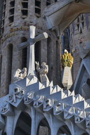 Espagne, Catalogne, Barcelone, quartier de l'Eixample, basilique de la Sagrada Familia de l'architecte du modernisme catalan Antoni Gaudi classée Patrimoine Mondial de l'UNESCO, la façade de la passion, la Croix Glorieuse