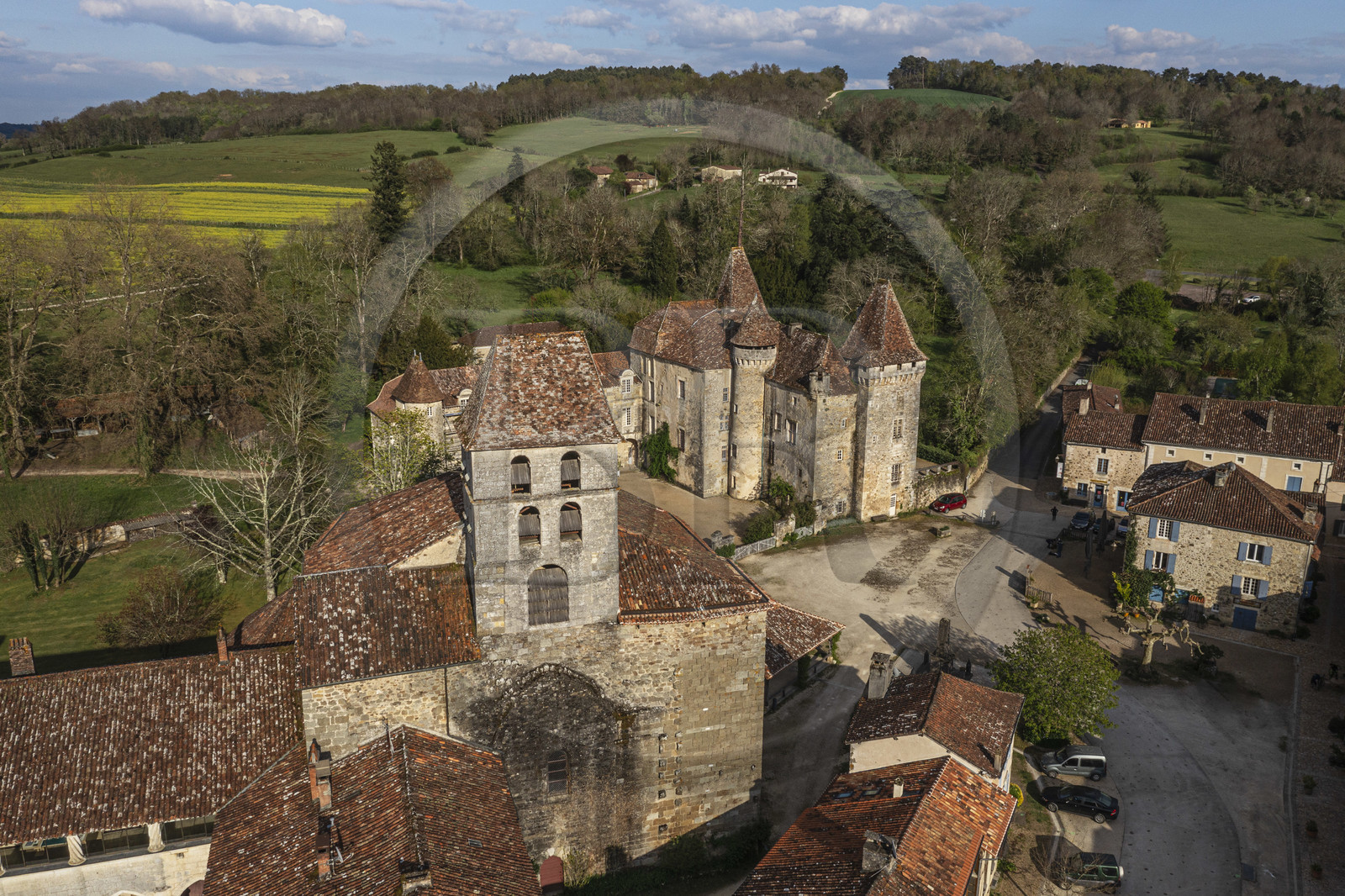 France, Dordogne (24), Périgord Vert, Saint-Jean-de-Côle, labellisé Les Plus Beaux Villages de France, le clocher de l'église Saint-Jean-Baptiste et le Chateau de la Marthonye ou Marthonie en arrière plan(vue aérienne)