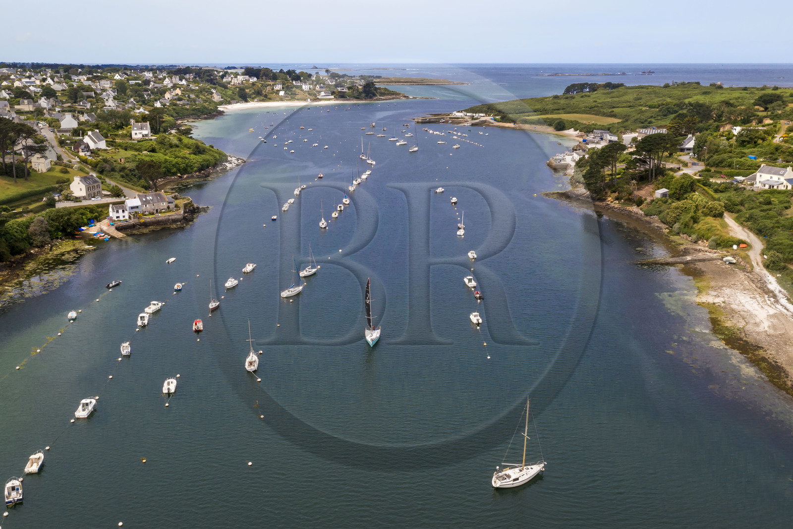 France, Finistère (29), Pays des Abers, bateaux au mouillage dans l'estuaire de l'Aber Benoit entre Saint-Pabu à gauche et Landeda à droite (vue aérienne)