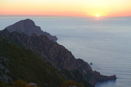 France, Corse-du-Sud (2A), Golfe de Porto, classé Patrimoine Mondial de l'UNESCO, le Capo Rosso et la Tour Génoise de Turghiu (Turghio) en arrière plan