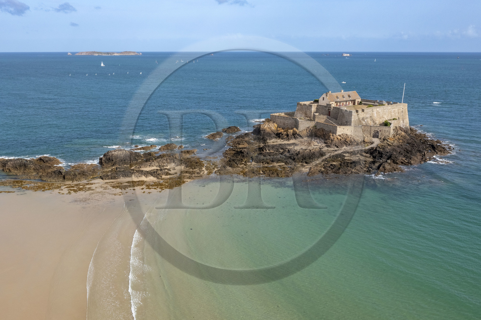 France, Ille-et-Vilaine (35), Côte d'Emeraude, Saint-Malo, Fort National conçu par Vauban et construit par Garangeau au XVIIème siècle vu depuis le haut des remparts et la grande Plage du Sillon au premier plan (vue aérienne)