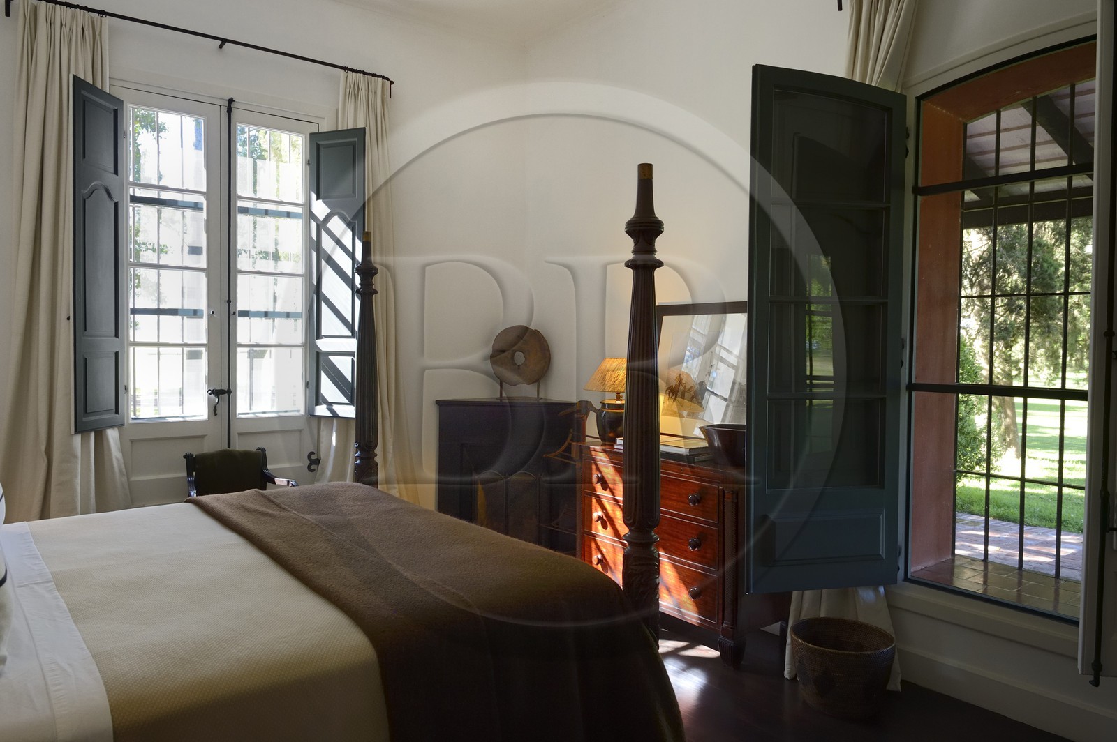 Argentine, province de Buenos Aires, San Antonio de Areco, estancia La Bamba de Areco, une des chambres de l'hôtel en rez de jardin