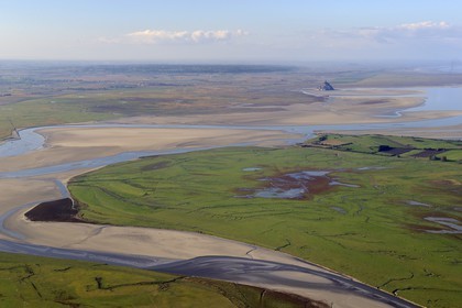 France, Manche (50), Baie du Mont-Saint-Michel, classée Patrimoine Mondial de l'UNESCO, le Mont-Saint-Michel à marée basse, l'embouchure de la rivière Sée et Sélune en premier plan (vue aérienne)