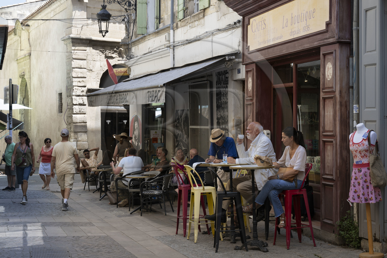 France, Bouches-du-Rhône (13), Arles, terrasses de café rue Dominique Maisto dans la vieille ville