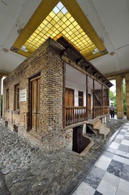 Géorgie, Kartlie intérieure, Gori, ville natale de Joseph Staline, la maison natale de Staline dans son écrin au musée Staline