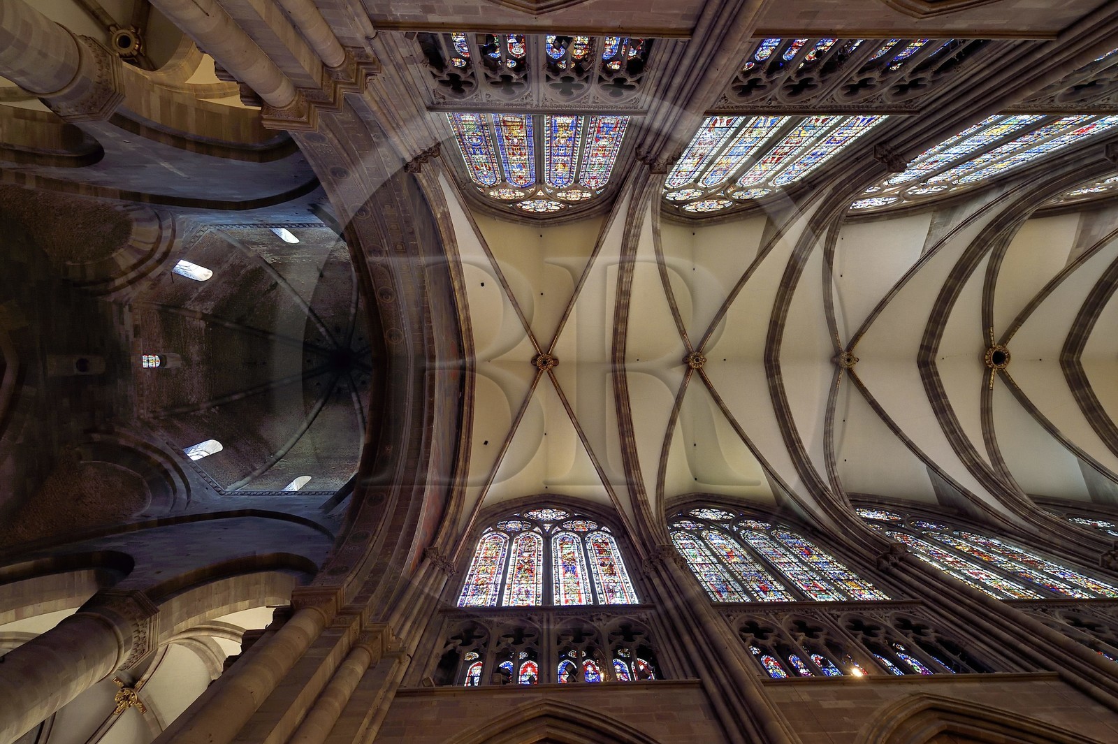 France, Bas-Rhin (67), Strasbourg, vieille ville classée au Patrimoine Mondial de l'UNESCO, la cathédrale Notre-Dame, la tour Klotz du choeur roman à gauche et le plafond de la nef gothique à droite