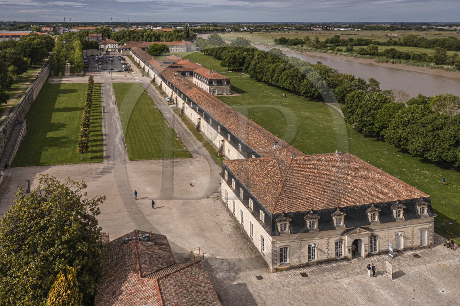 France, Charente-Maritime (17), Rochefort, Centre International de la mer dans l'ancien Arsenal maritime de Rochefort, la Corderie Royale conçue par Colbert en 1666 et la Charente en arrière plan (vue aérienne)